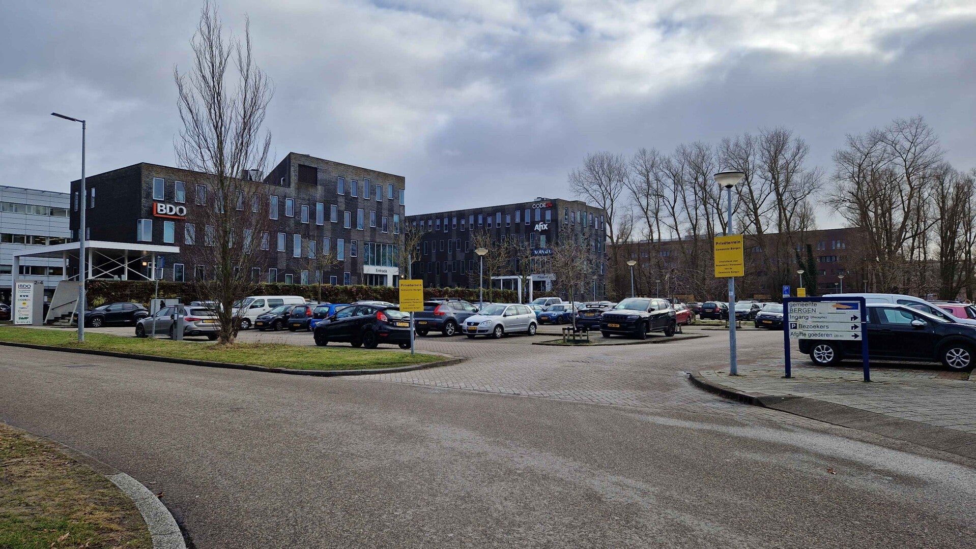 Parkeerterrein bij de gemeente Bergen